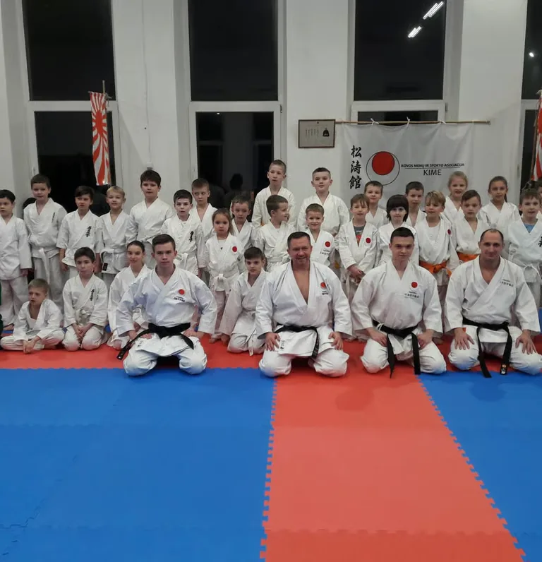 Garliavos karatė klubo KIME sportininkai salėje