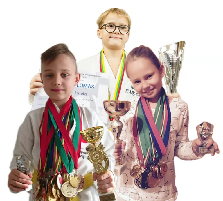 Karatė treniruotes lankantys vaikai su medaliais